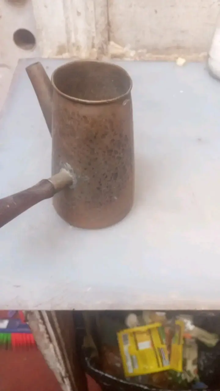 Antigua tetera de metal con mango de madera - 4