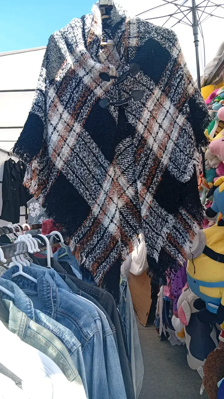 Poncho de lana a cuadros para mujer