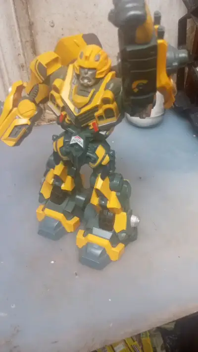 Robot transformable amarillo y gris - miniatura 1