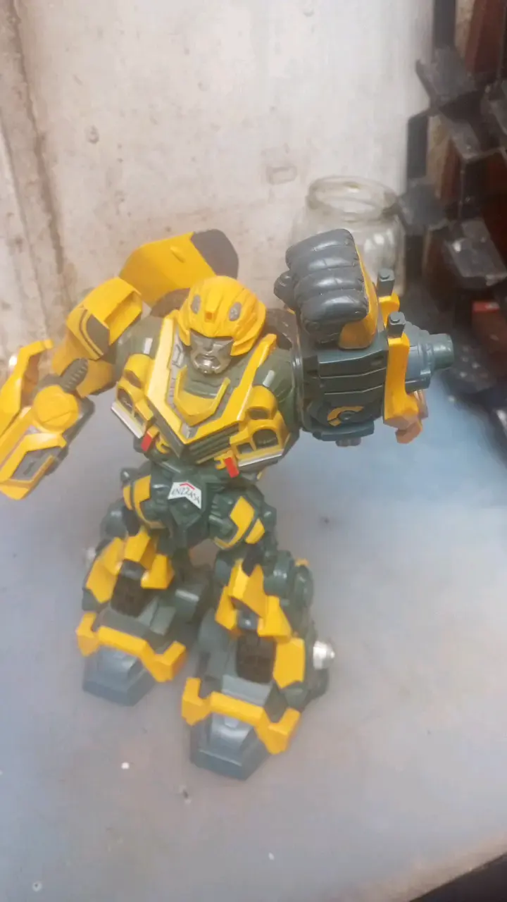 Robot transformable amarillo y gris - 2