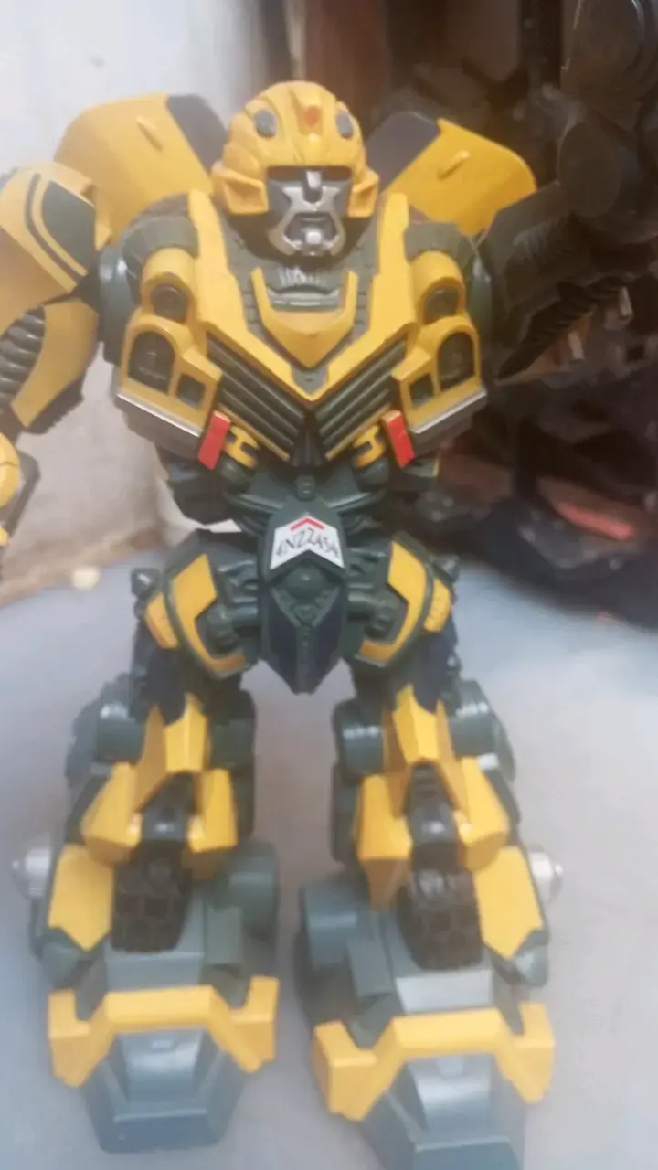 Robot transformable amarillo y gris - 3