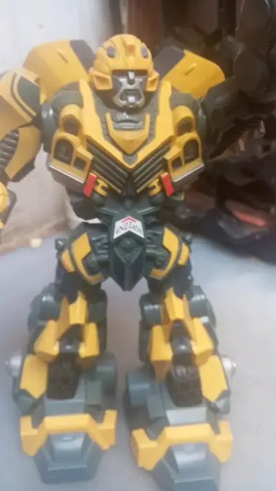 Robot transformable amarillo y gris - miniatura 3