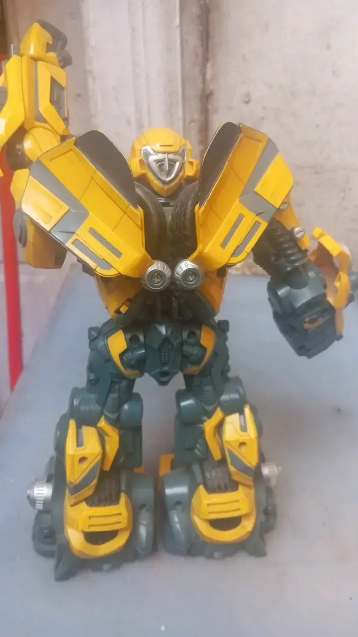 Robot transformable amarillo y gris - 4