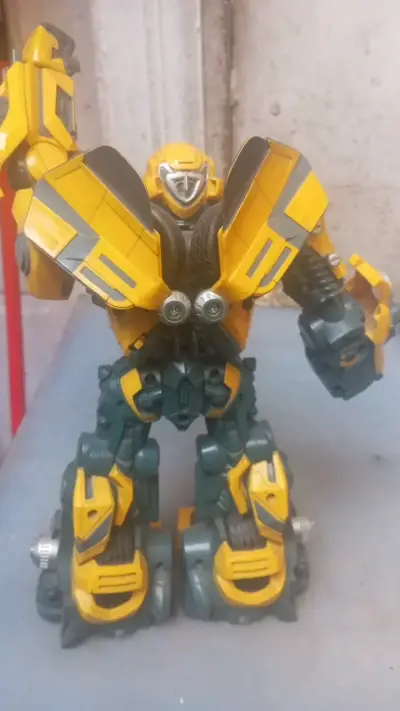 Robot transformable amarillo y gris - miniatura 4