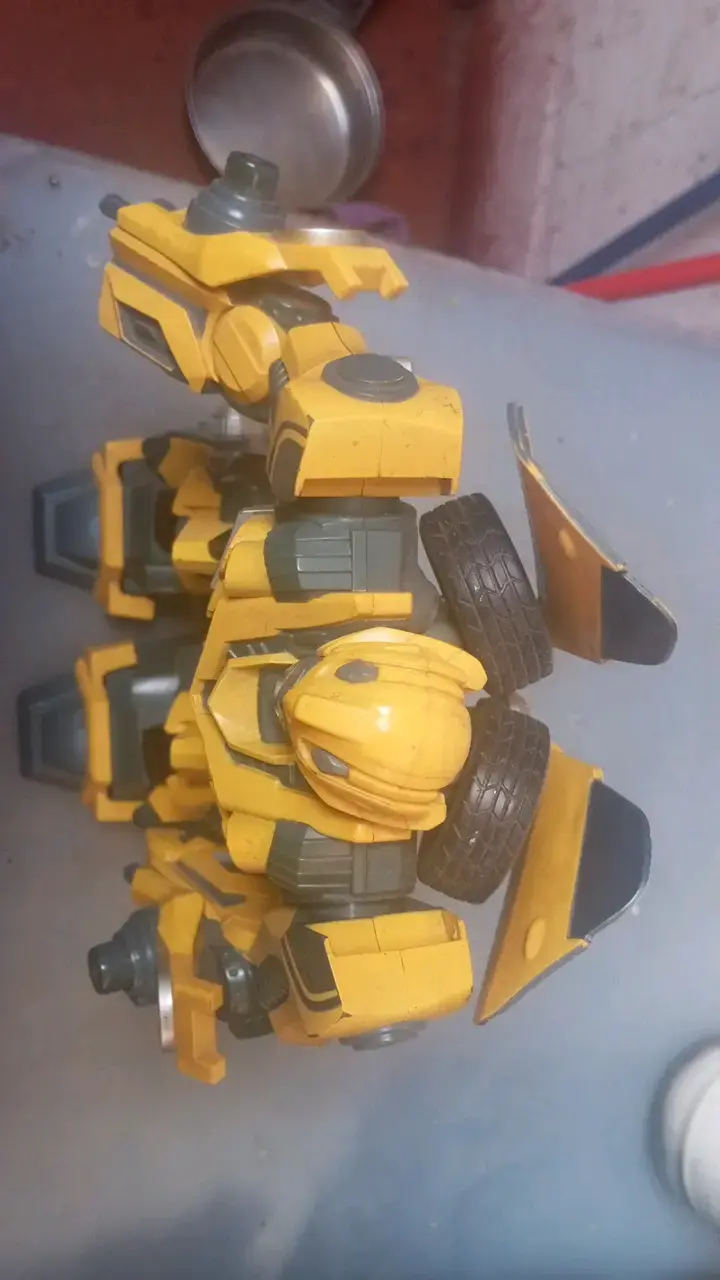Robot transformable amarillo y gris - 6