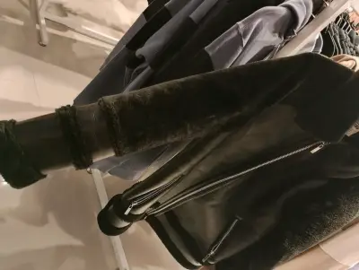 Chaqueta de cuero sintético negra - miniatura 2