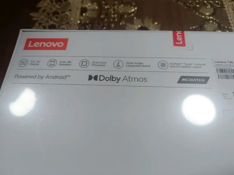 Tablet Lenovo Tab Plus con funda - 2