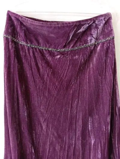 Falda larga de terciopelo morado con detalle decorativo - miniatura 1