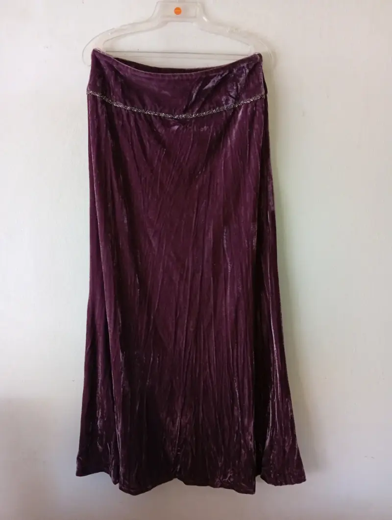 Falda larga de terciopelo morado con detalle decorativo - 2