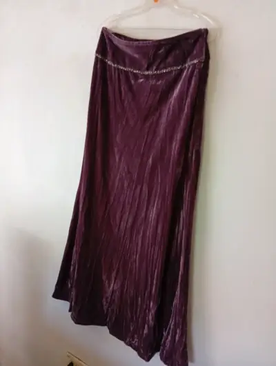 Falda larga de terciopelo morado con detalle decorativo - miniatura 3