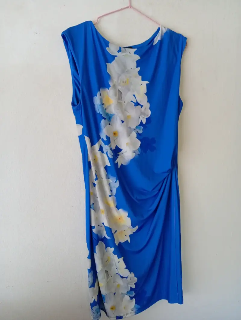 Vestido azul con estampado floral - 1