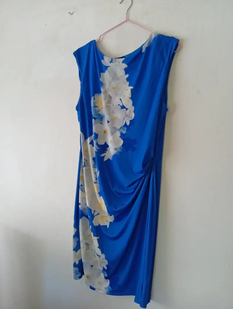 Vestido azul con estampado floral - 2
