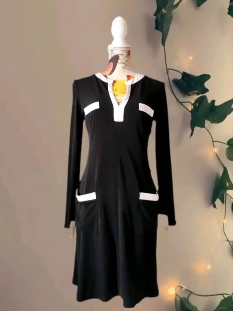 Vestido negro con detalles blancos elegante