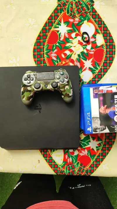 Consola PlayStation 4 con control y juegos - miniatura 1