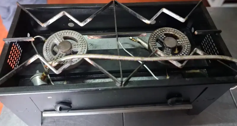 Cocina a gas de dos quemadores en buen estado - 1