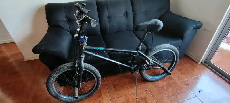 Bicicleta BMX Negra XTS en Buen Estado