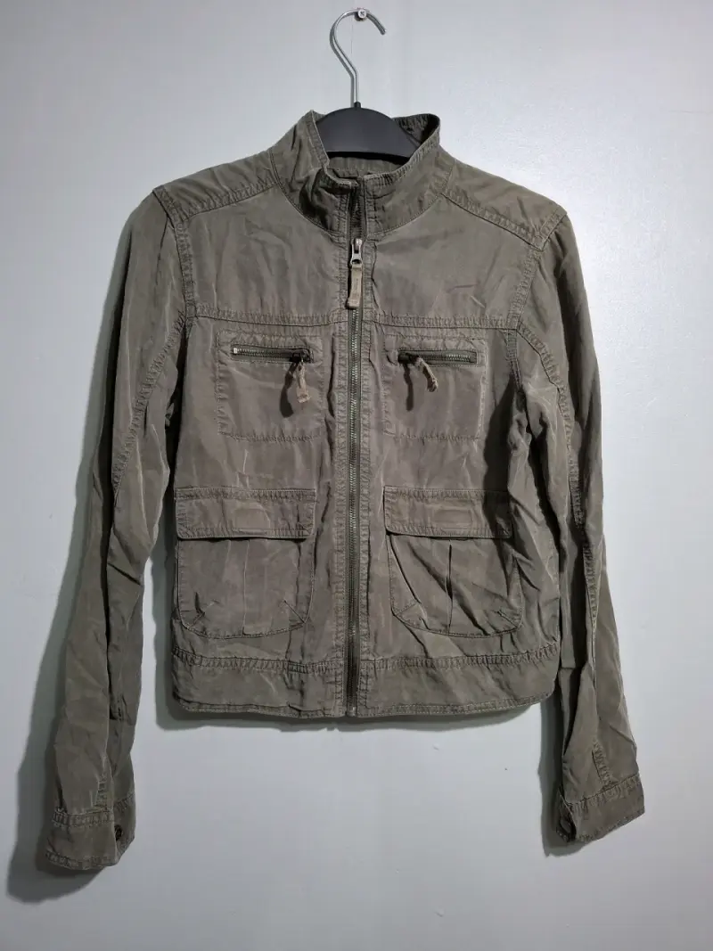 Chaqueta casual verde oliva con bolsillos