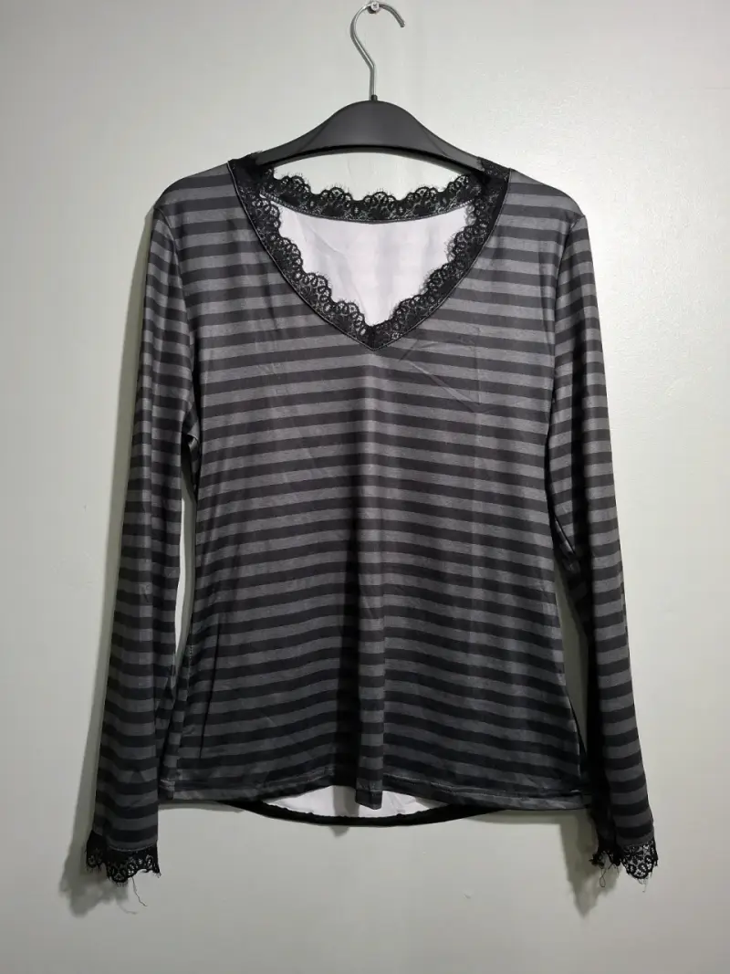 Polera de rayas con encaje