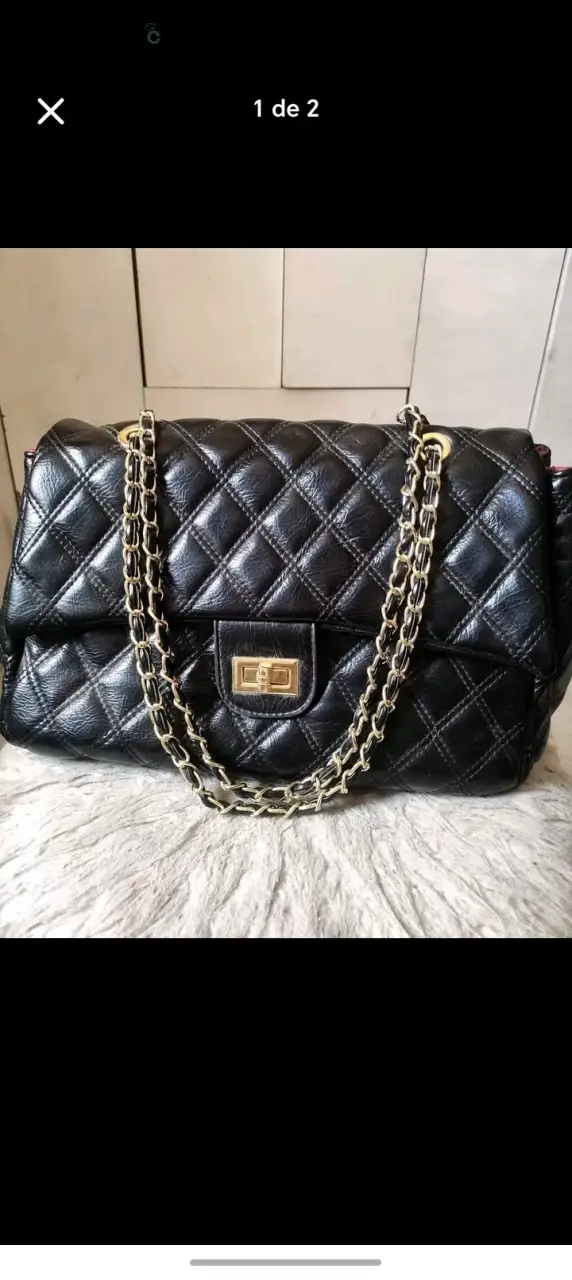 Cartera negra acolchada con cadena dorada