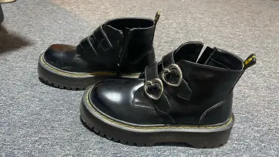 Botines negros con hebillas de corazón - miniatura 1