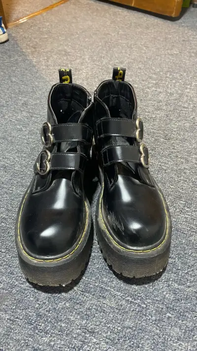 Botines negros con hebillas de corazón - miniatura 2