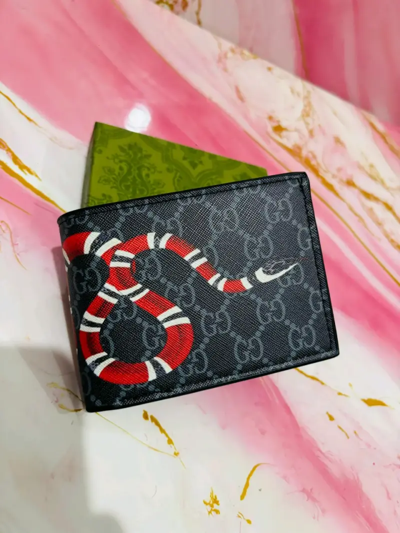 Billetera de cuero con diseño de serpiente