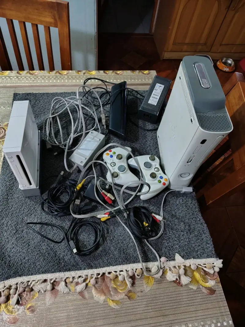 Consolas Xbox 360 y Wii con accesorios