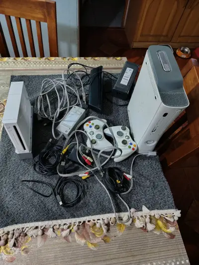 Consolas Xbox 360 y Wii con accesorios - miniatura 1