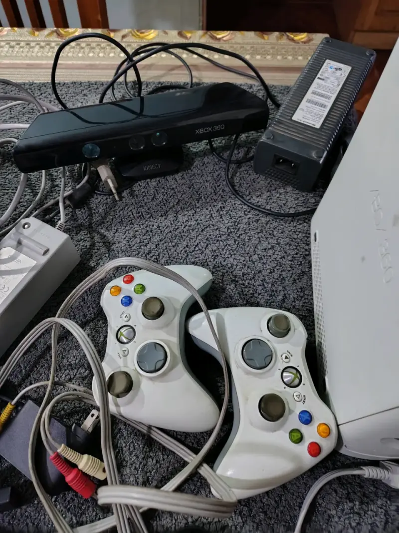 Consolas Xbox 360 y Wii con accesorios - 2