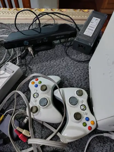 Consolas Xbox 360 y Wii con accesorios - miniatura 2