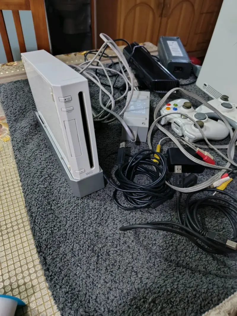 Consolas Xbox 360 y Wii con accesorios - 3