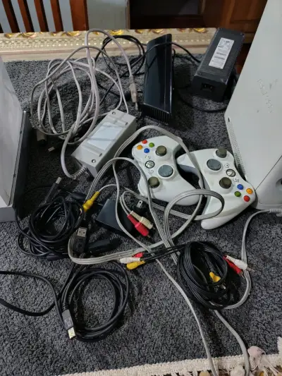 Consolas Xbox 360 y Wii con accesorios - miniatura 4