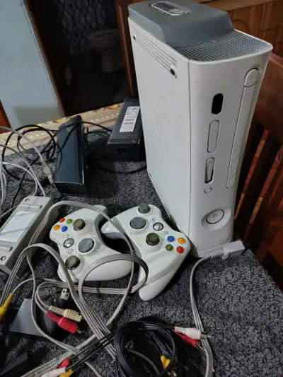 Consolas Xbox 360 y Wii con accesorios - miniatura 5