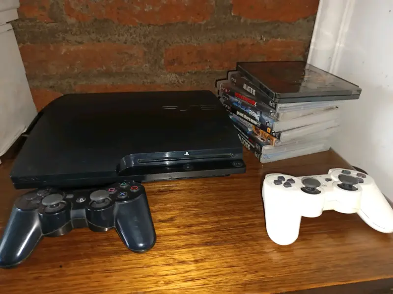 Consola PlayStation 3 con dos controles y juegos - 2
