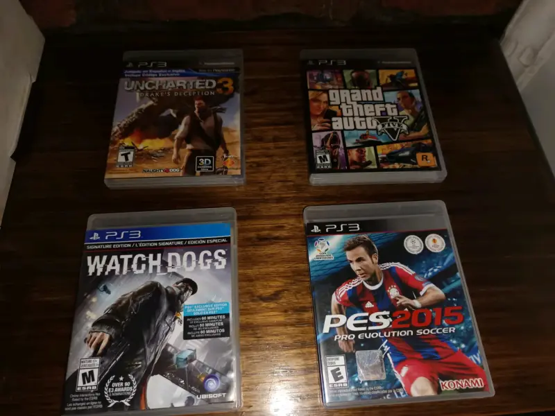 Consola PlayStation 3 con dos controles y juegos - 3