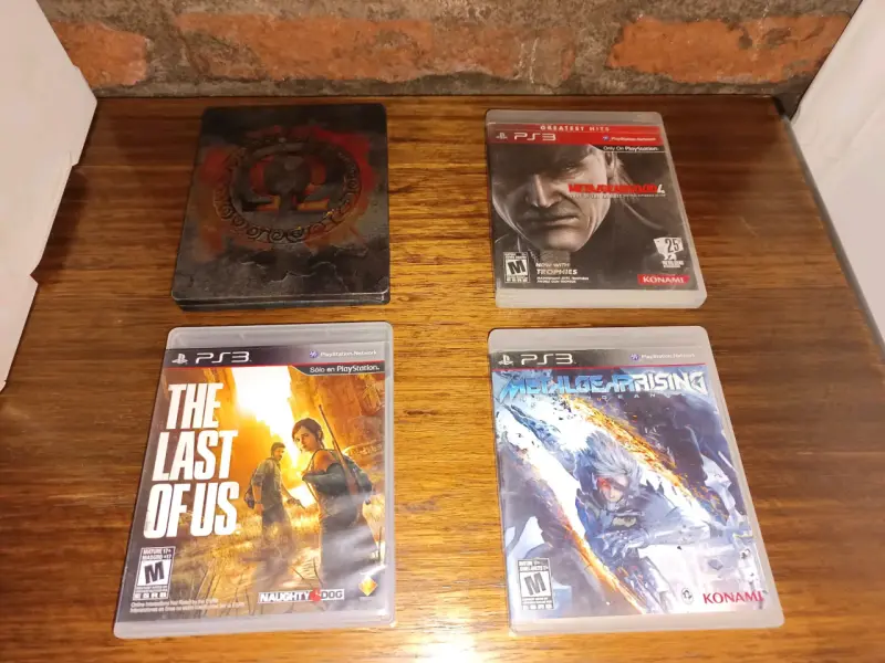 Consola PlayStation 3 con dos controles y juegos - 4