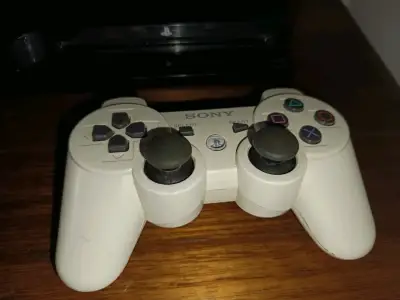 Consola PlayStation 3 con dos controles y juegos - miniatura 5