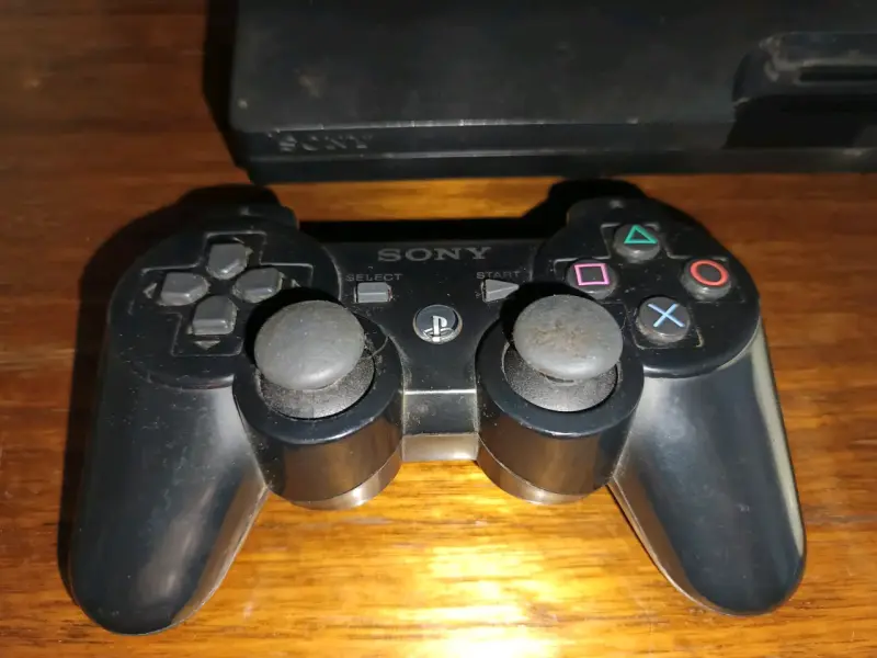 Consola PlayStation 3 con dos controles y juegos - 6