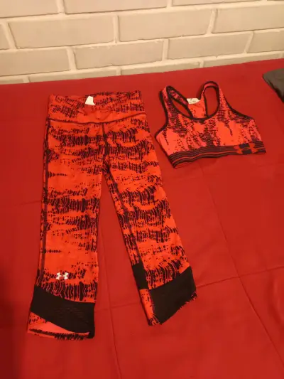 Conjunto deportivo Under Armour rojo y negro para mujer - miniatura 1