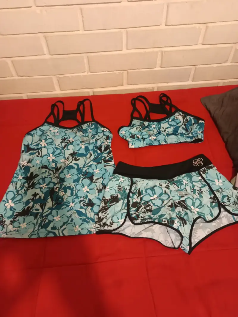Conjunto deportivo Under Armour rojo y negro para mujer - 3