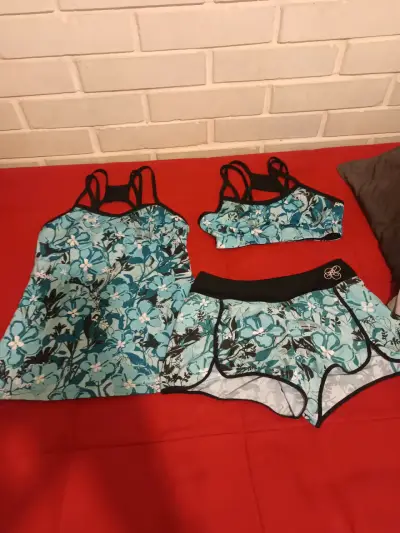 Conjunto deportivo Under Armour rojo y negro para mujer - miniatura 3