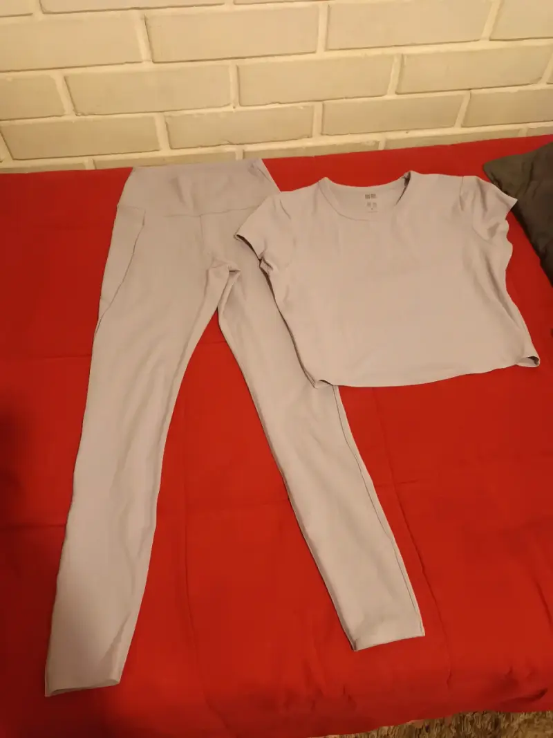 Conjunto deportivo Under Armour rojo y negro para mujer - 4
