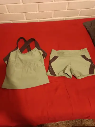 Conjunto deportivo Under Armour rojo y negro para mujer - miniatura 5