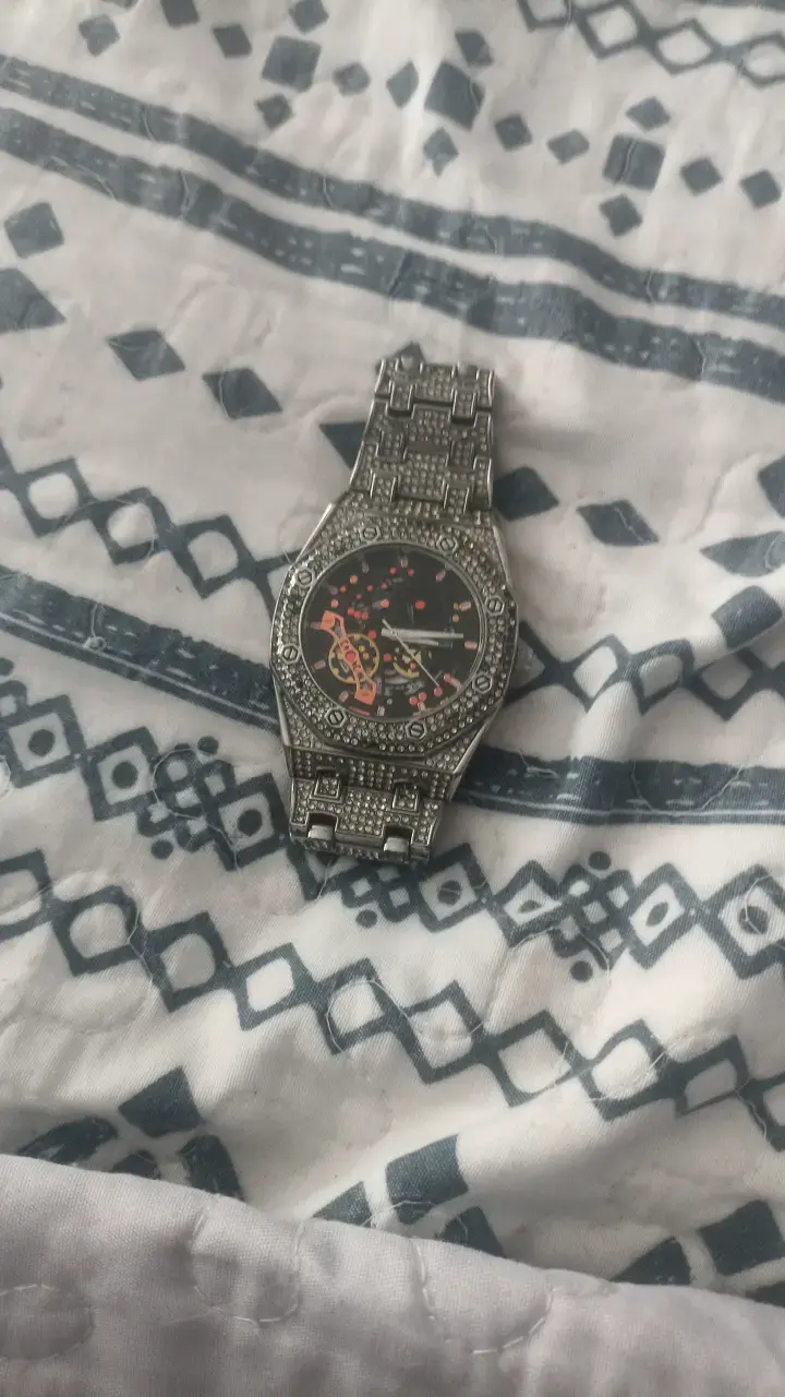 Reloj de pulsera con diseño brillante - 1
