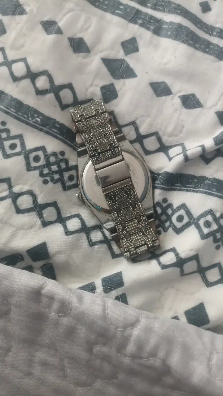 Reloj de pulsera con diseño brillante - 2