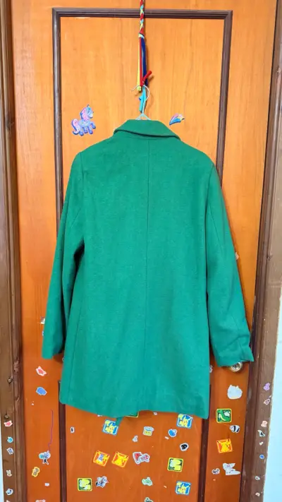 Abrigo verde doble botonadura para mujer - miniatura 2