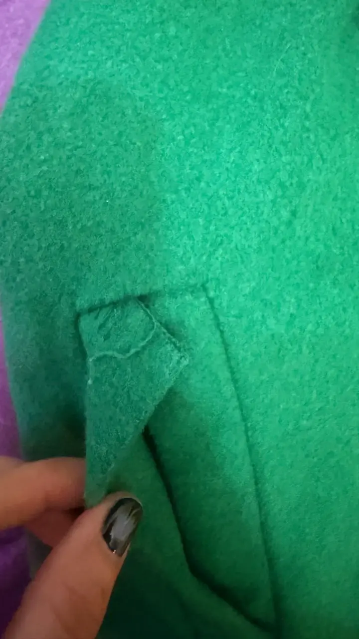 Abrigo verde doble botonadura para mujer - 4