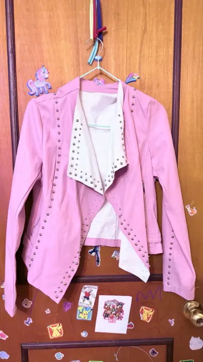 Chaqueta de cuero rosada con tachas para mujer - miniatura 1