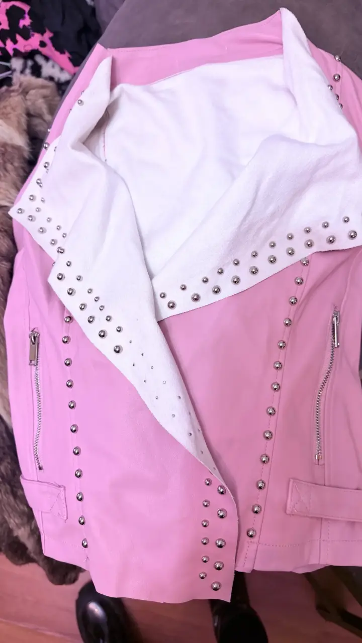Chaqueta de cuero rosada con tachas para mujer - 2
