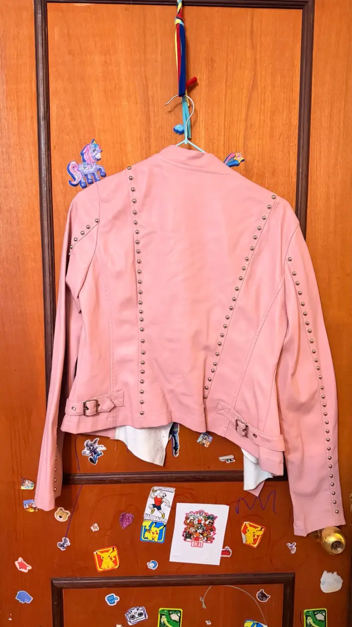 Chaqueta de cuero rosada con tachas para mujer - 3